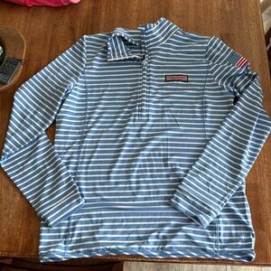Vineyard vines pullover Americana half zipper.